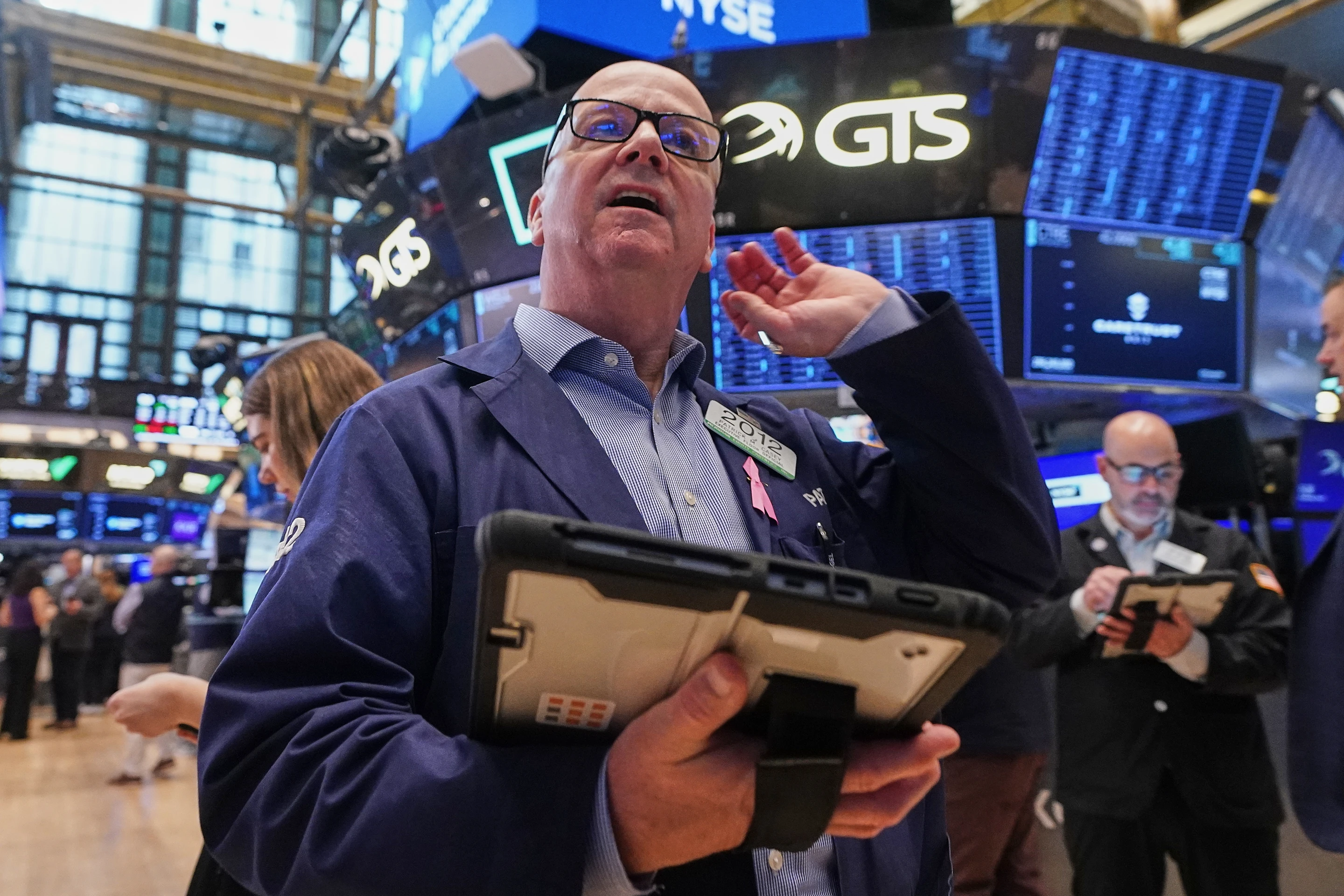 Stock markets worldwide drop from records as worries about oil prices rattle the bond market