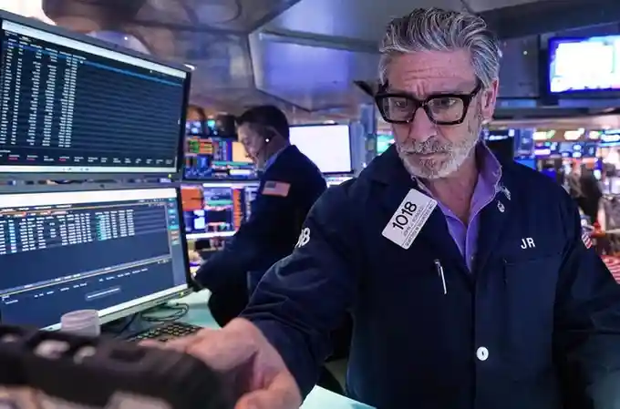 Wall Street Climbs Near Record Highs as Investor Confidence Strengthens